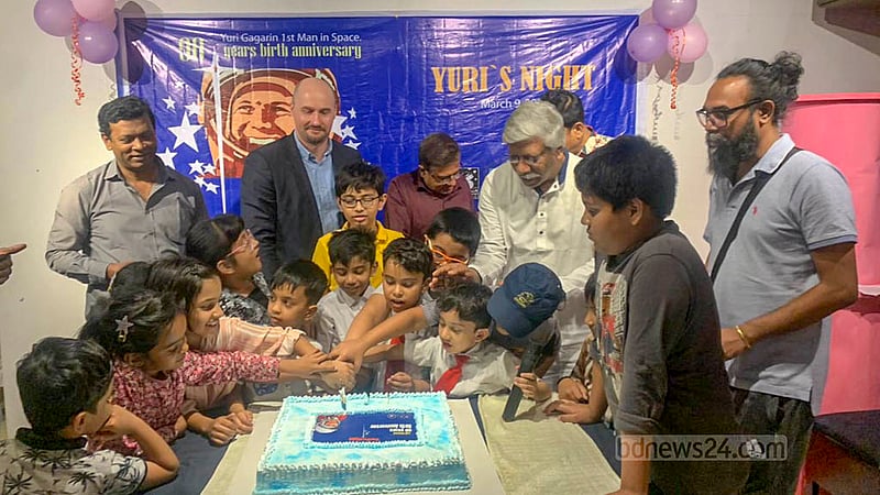 মহাকাশচারী ইউরি গ্যাগারিনের জন্মদিন উপলক্ষে শনিবার পান্থপথ এলাকার একটি রেস্তোরাঁয় শিশুদের সঙ্গে কেক কাটেন ঢাকায় রাশিয়ান হাউজের পরিচালক পাভেল দভইচেনকভ।