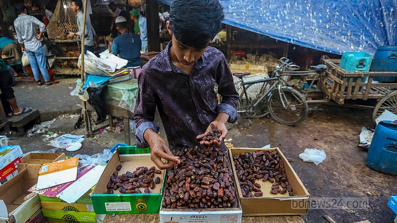 ঢাকার কারওয়ান বাজারে রোববার বিকালে ভ্যানে মরিয়ম খেজুরের চাহিদা বেশি দেখা যায়। মান ভেদে এই খেজুর প্রতি কেজি ৪৫০ টাকা থেকে ৭৫০ টাকায় বিক্রি হচ্ছে ।
