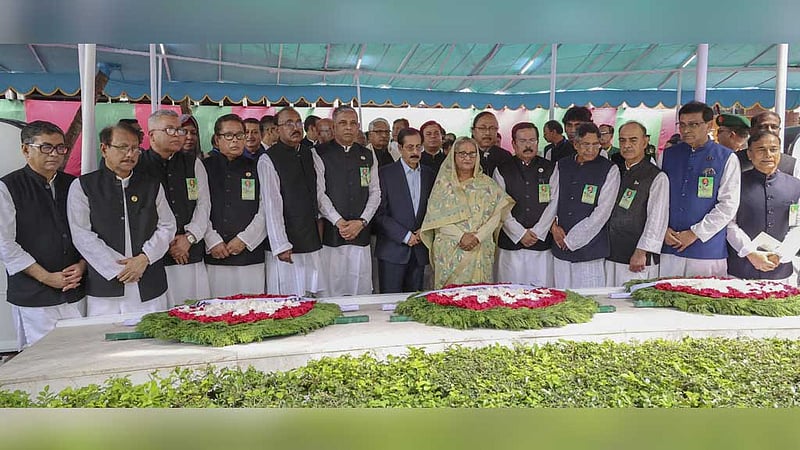 বঙ্গবন্ধু শেখ মুজিবুর রহমানের ১০৪তম জন্মবার্ষিকী উপলক্ষে রোববার আওয়ামী লীগের জ্যেষ্ঠ নেতাদের সঙ্গে নিয়ে গোপালগঞ্জের টুঙ্গিপাড়ায় জাতির পিতার সমাধিতে ফুল দিয়ে শ্রদ্ধা জানান দলের সভাপতি, প্রধানমন্ত্রী শেখ হাসিনা।