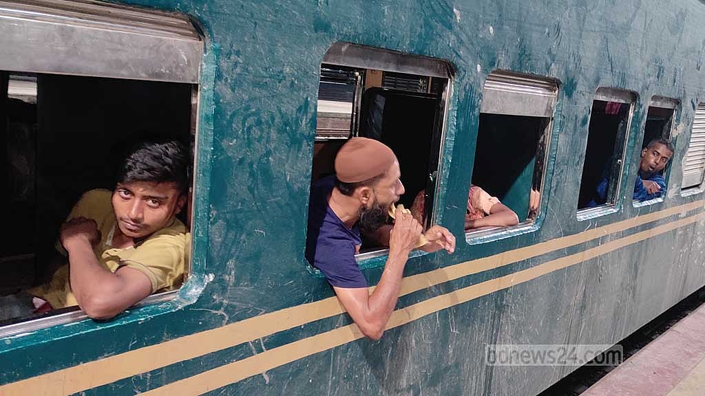 বিজয় এক্সপ্রেস লাইনচ্যুত: স্টেশনে স্টেশনে আটকা ট্রেন, যাত্রীদের দুর্ভোগ