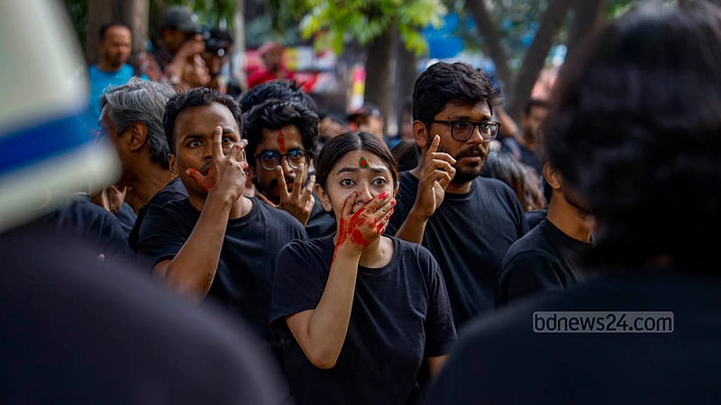 একাত্তরের ২৫ মার্চের কালরাতের শহীদদের স্মরণে সোমবার বিকালে ঢাকা বিশ্ববিদ্যালয়ের স্বোপার্জিত স্বাধীনতা চত্বরে পথনাটক করে নাট্যসংগঠন প্রাচ্যনাট।