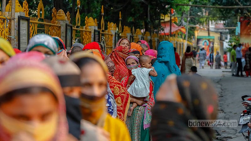 বাসাবোর ধর্মরাজিক বৌদ্ধ বিহারে শুক্রবার ইফতারি নিতে শিশুকে কোলে করে আনতে দেখা যায় এ নারীকে।