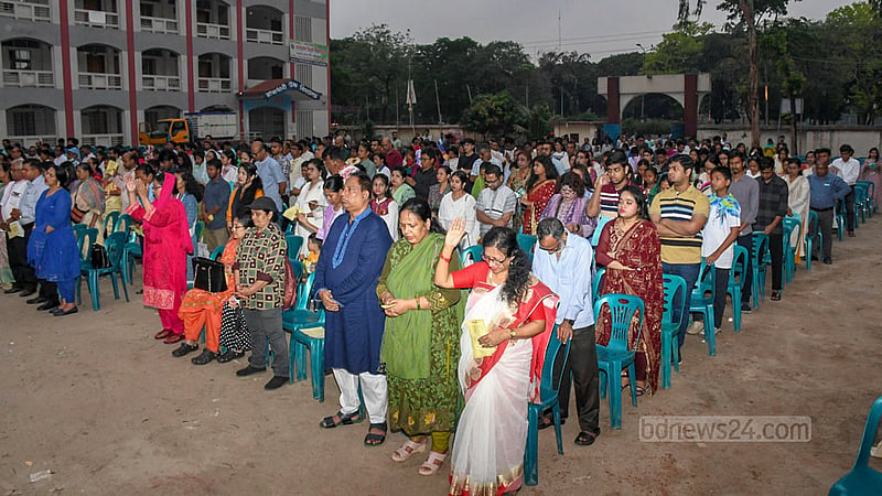ইস্টার সানডে’তে রোববার সূর্যোদয়ের সময় ঢাকার মানিক মিয়া এভিনিউয়ের রাজধানী উচ্চ বিদ্যালয় মাঠে খ্রিস্টান ধর্মাবলম্বীদের প্রার্থনা।