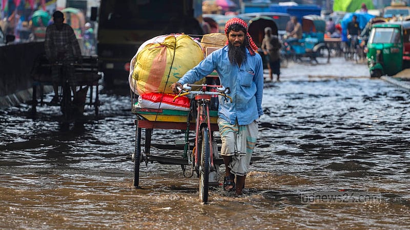 ফাগুনের শেষ দিন বৃহস্পতিবার দুপুরে এক পশলা বৃষ্টিতে জলাবদ্ধতা দেখা দেয় ঢাকার পোস্তগোলা এলাকায়।