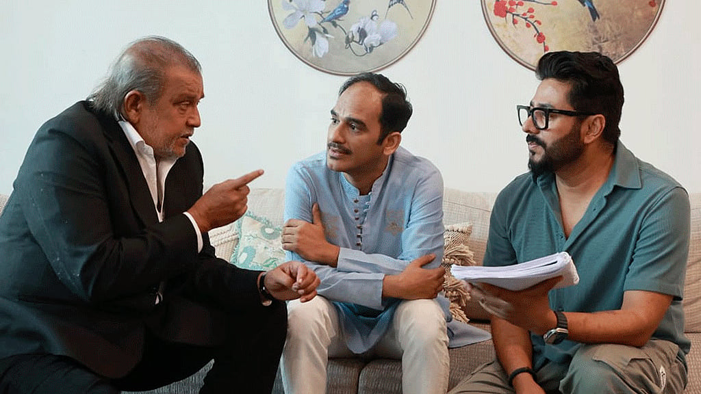 তিন চক্রবর্তীর গল্প: রাজের কথায় বাবা-ছেলে হয়েছেন মিঠুন