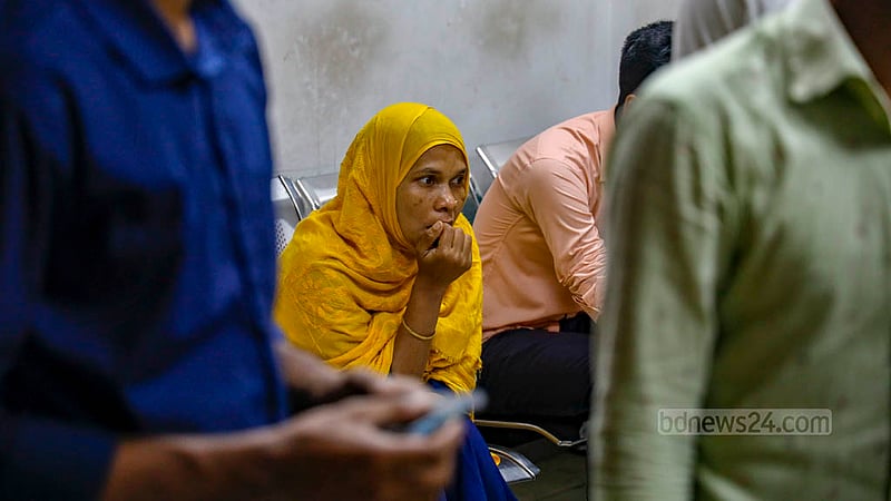 শেখ হাসিনা জাতীয় বার্ন ও প্লাস্টিক সার্জারি ইনস্টিটিউটের পঞ্চম তলায় পোস্ট অপারেটিভ কেয়ার রুমের বাইরে অপেক্ষায় স্বজনেরা।