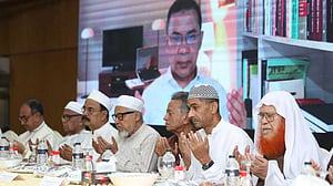 এতিম এবং ওলামাদের নিয়ে ইফতার করলেন বিএনপি স্থায়ী কমিটির সদস্যরা