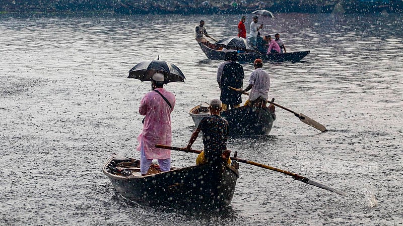 চৈত্রের শুরুতেই মঙ্গলবার বিকালে ঢাকায় দেখা মেলে বৃষ্টির।