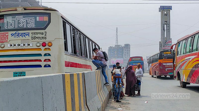 নারায়ণগঞ্জ জেলার সিদ্ধিরগঞ্জের শিমরাইলে ঢাকা-চট্টগ্রাম মহাসড়কের উঁচু সড়ক বিভাজক জীবনের ঝুঁকি নিয়ে পার হচ্ছেন পথচারীরা। 