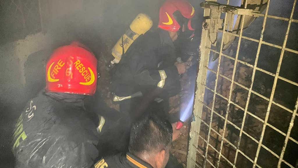 পুরান ঢাকায় প্রিন্টিং প্রেসে আগুন
