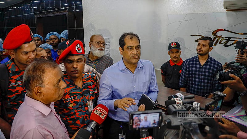 ঢাকার গুলশান-২ নম্বরের ‘কাচ্চি ভাইয়ের’ শাখায় এক লাখ টাকা জরিমানা করার পর সাংবাদিকদের সঙ্গে কথা বলেন ঢাকা উত্তর সিটি করপোরেশনের নির্বাহী ম্যাজিস্ট্রেট মাহমুদুল হাসান।