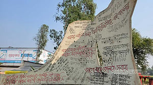 বাবুর পুকুর গণহত্যা: মেলেনি স্বীকৃতি-ভাতা, ভেঙে পড়ছে স্মৃতিস্তম্ভ