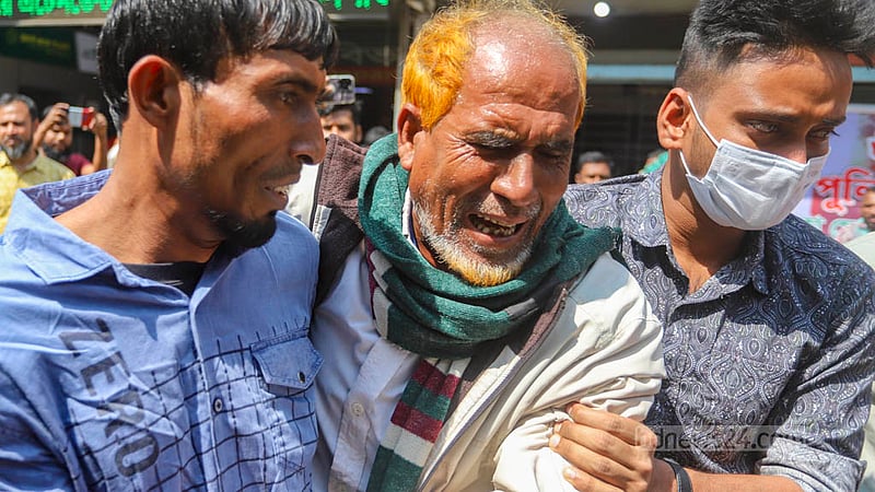 আগুনে পুড়ে যাওয়া বেইলি রোডের গ্রিন কোজি কটেজের নৈশপ্রহরী ছিলেন সাগর হোসেন। বৃহস্পতিবার রাতের আগুনে অনেকের সঙ্গে প্রাণ যায় তার। সাগরের লাশ নিতে শুক্রবার সকালে পাবনা থেকে ঢাকা মেডিকেলে আসেন বাবা আবু তালেব।