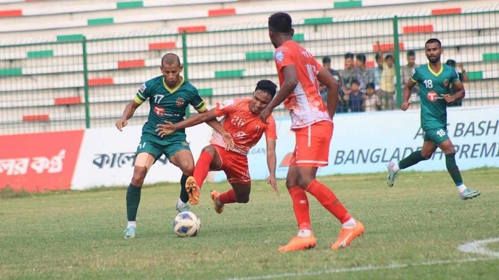শেখ জামাল-শেখ রাসেলের ড্র, শেষ সময়ে জয় পুলিশের