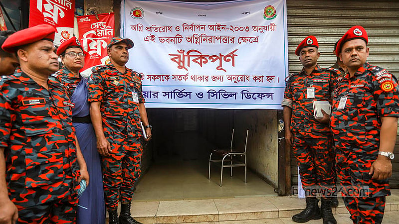 ধানমন্ডির সাতমসজিদ সড়কের পাশে রেস্তোরাঁ ঠাসা কেয়ারি ক্রিসেন্ট প্লাজা ভবনে সতর্কবার্তা ঝুলিয়ে দেয় ফায়ার সার্ভিস কর্মীরা।