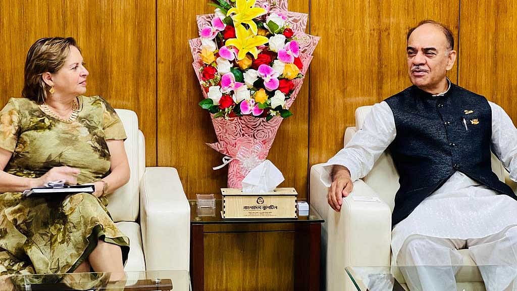 বিমানের কাছে উড়োজাহাজ বিক্রি করতে চায় কানাডা