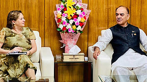 বিমানের কাছে উড়োজাহাজ বিক্রি করতে চায় কানাডা