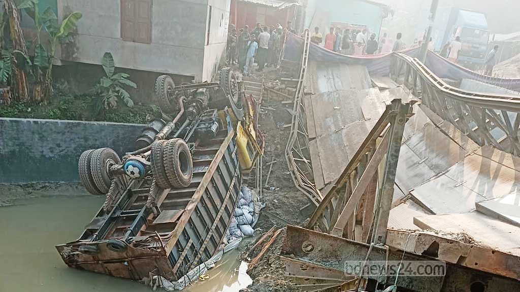 বেইলি ব্রিজ ভেঙে ট্রাক খালে, বরিশাল-ভোলা মহাসড়ক বন্ধ