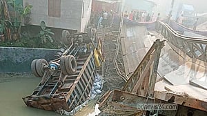 বেইলি ব্রিজ ভেঙে ট্রাক খালে, বরিশাল-ভোলা মহাসড়ক বন্ধ