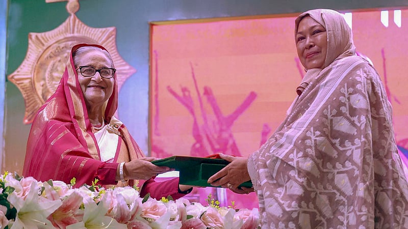 রাজধানীর ওসমানী স্মৃতি মিলনায়তনে সোমবার প্রধানমন্ত্রী শেখ হাসিনার হাত থেকে ক্রীড়ায় অবদানের জন্য স্বাধীনতা পুরস্কার নেন ফিরোজা খাতুন।