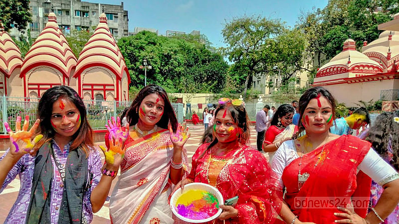দোল উৎসবে সোমবার ঢাকেশ্বরী মন্দিরে আবির মেখে উচ্ছ্বাস প্রকাশ করেন নারীরা।