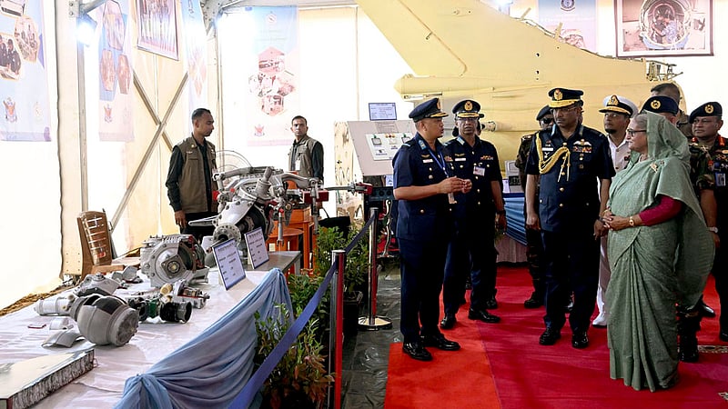 জাতীয় প্যারেড স্কয়ারে সোমবার সম্মিলিত সমরাস্ত্র প্রদর্শনীর উদ্বোধন শেষে বিমান বাহিনীর একটি স্টল পরিদর্শন করেন প্রধানমন্ত্রী শেখ হাসিনা। এ সময়ে তার সঙ্গে ছিলেন বিমান বাহিনী প্রধান এয়ার চিফ মার্শাল শেখ আবদুল হান্নান।