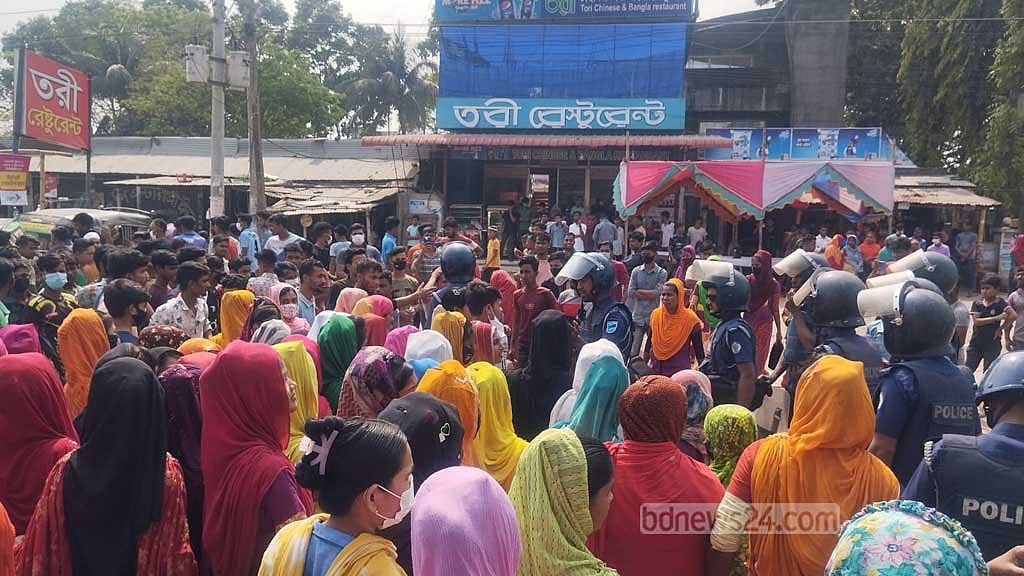 সরকার নির্ধারিত বেতনের দাবিতে গাজীপুরে শ্রমিক বিক্ষোভ