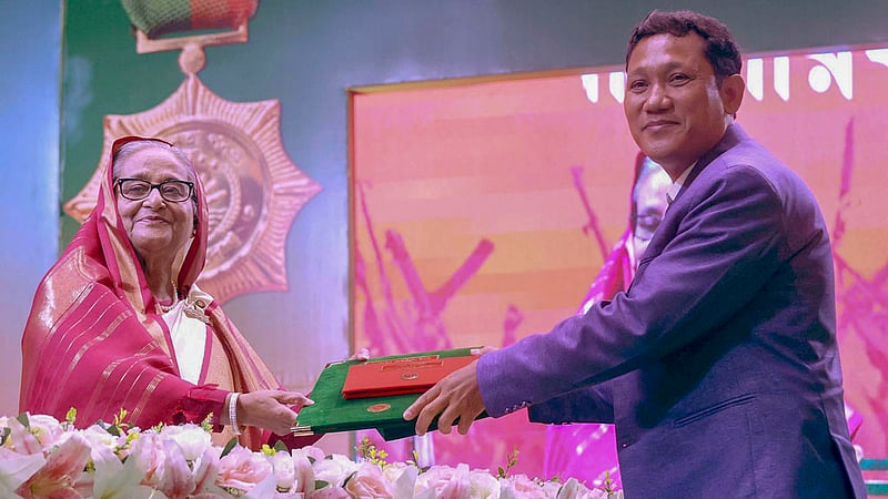 রাজধানীর ওসমানী স্মৃতি মিলনায়তনে সোমবার প্রধানমন্ত্রী শেখ হাসিনার হাত থেকে সমাজসেবা/জনসেবায় অবদানের জন্য স্বাধীনতা পুরস্কার নেন অরণ্য চিরান।