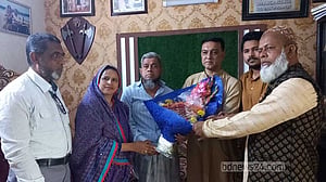 প্রতিদ্বন্দ্বীর বাসায় মিষ্টি নিয়ে হাজির ময়মনসিংহের মেয়র