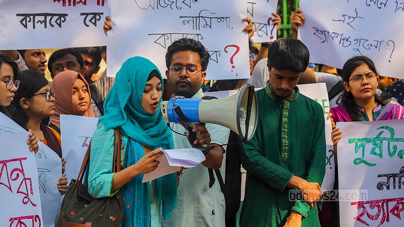 বুয়েটের শহীদ মিনারের সামনে শনিবার মানববন্ধনে শিক্ষার্থীদের পক্ষ থেকে ১৪ দফা দাবি তুলে ধরা হয়।