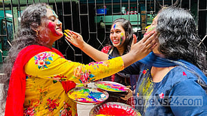 আবির রাঙা দোলের দুপুরে পুরান ঢাকার গলিতে