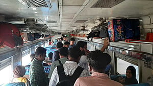 ঈদযাত্রা শুরুর আগেই ট্রেনে ভিড়