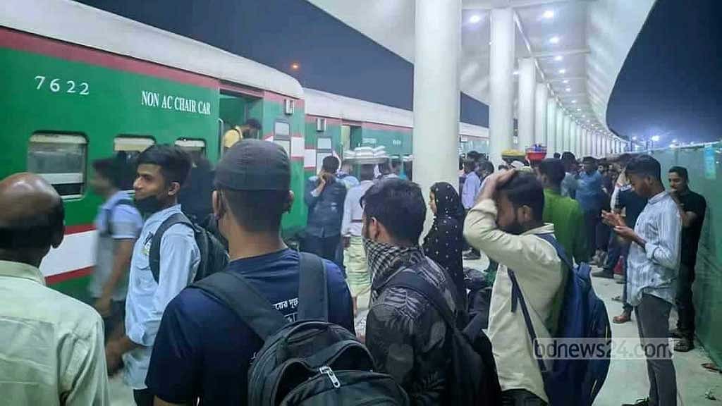পঞ্চগড় এক্সপ্রেস লাইনচ্যুত, ঢাকার সঙ্গে উত্তরবঙ্গের রেল বন্ধ