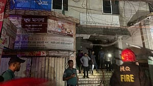 হাতিরপুলে ছয়তলা ভবনে অগ্নিকাণ্ড
