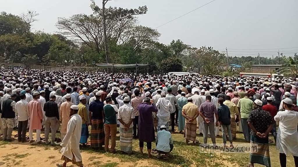 স্ত্রী-মেয়ের সঙ্গে পাশাপাশি কবরে শায়িত হলেন শুল্ক কর্মকর্তা