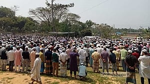 স্ত্রী-মেয়ের সঙ্গে পাশাপাশি কবরে শায়িত হলেন শুল্ক কর্মকর্তা