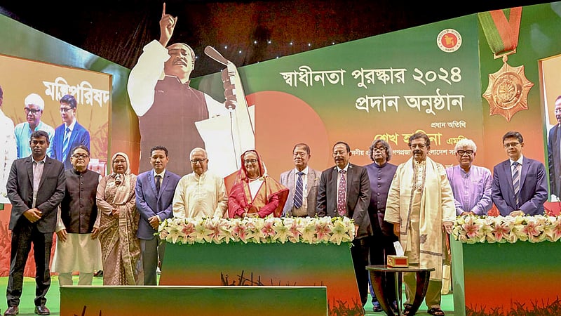 রাজধানীর ওসমানী স্মৃতি মিলনায়তনে সোমবার ২০২৪ সালের স্বাধীনতা পুরস্কারপ্রাপ্তদের সঙ্গে প্রধানমন্ত্রী শেখ হাসিনা।