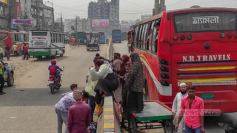 নারায়ণগঞ্জ জেলার সিদ্ধিরগঞ্জের শিমরাইলে ঢাকা-চট্টগ্রাম মহাসড়কের উঁচু সড়ক বিভাজক জীবনের ঝুঁকি নিয়ে পার হচ্ছেন কয়েকজন নারী।