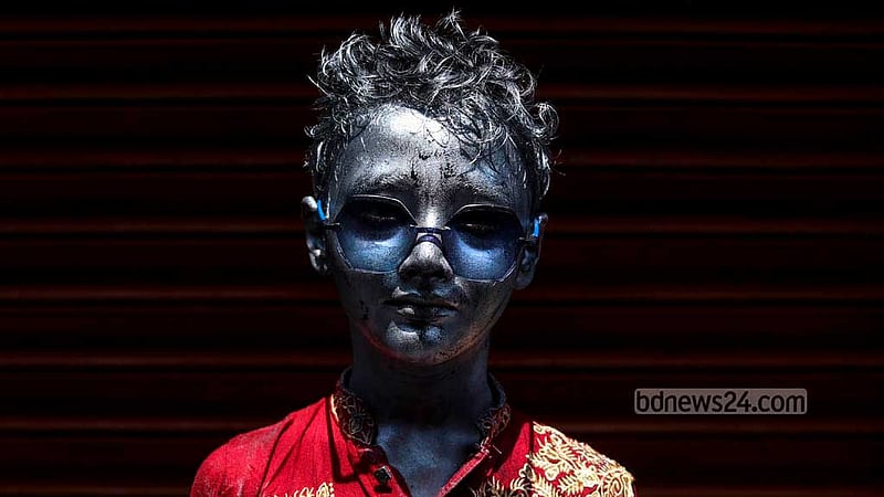 পুরান ঢাকার শাঁখারীবাজারে মঙ্গলবার দোল উৎসবে রঙে রঙিন এক শিশু।