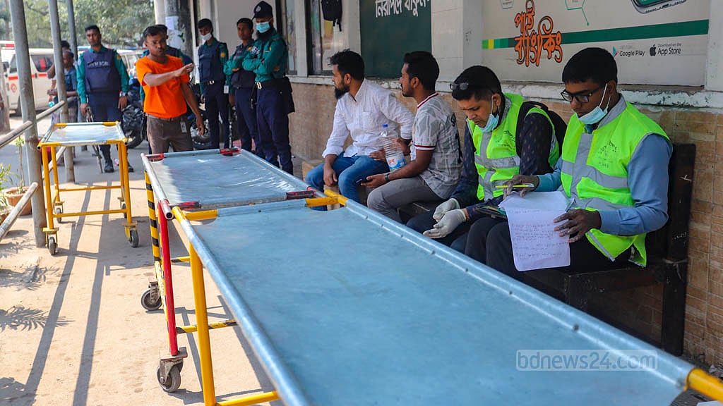 বেইলি রোডে আগুন: ৪৩ জনের লাশ বুঝে পেলেন স্বজনরা