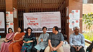 জাবি প্রক্টর-প্রাধ্যক্ষের ‘পদত্যাগ বা অব্যাহতির’ শর্তে অবরোধ স্থগিত