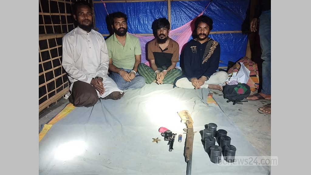 কক্সবাজারে ‘আরসার বাংলাদেশের প্রধান কমান্ডার’সহ আটক ৪