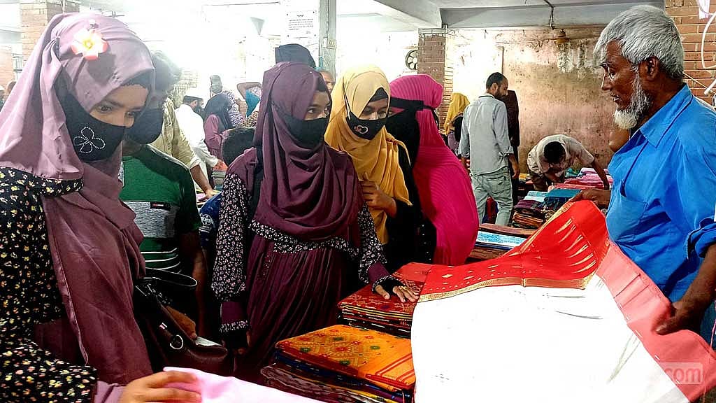 টাঙ্গাইলে জমে উঠেছে শাড়ির হাট, বেড়েছে খরচ