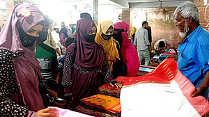 টাঙ্গাইলে জমে উঠেছে শাড়ির হাট, বেড়েছে খরচ