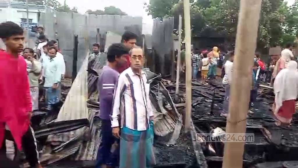 মানিকগঞ্জে কাঠপট্টিতে আগুনে পুড়ল ১৫ দোকান