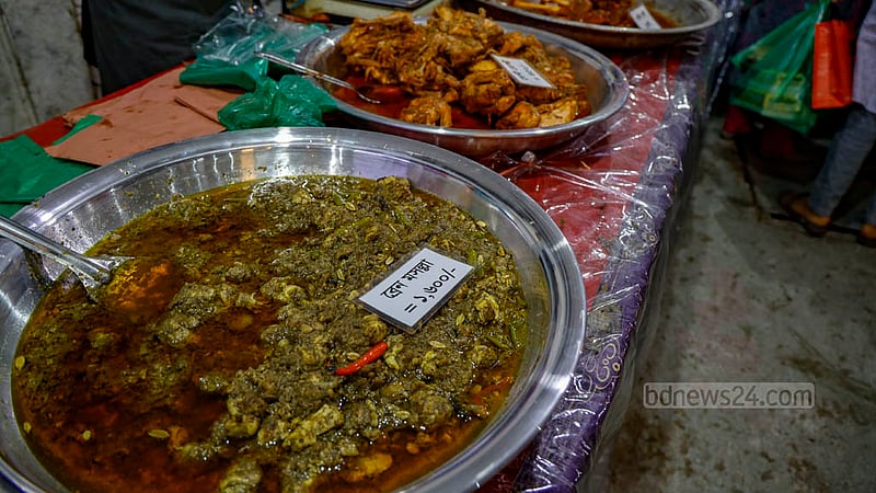 পুরান ঢাকার ঐতিহ্যবাহী ইফতারির সব আইটেমই থাকে ক্যাপিটাল ইফতার বাজারে।