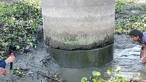 কাজ শেষ না হতেই ৯ কোটি টাকার সেতুতে ফাটল
