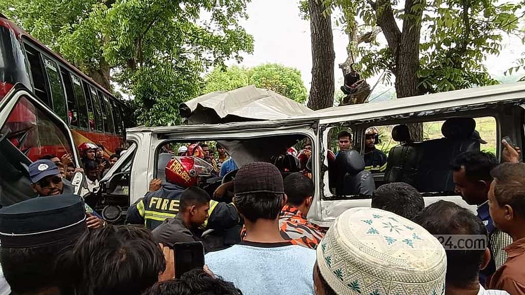 গোপালগঞ্জে বাস ও মাইক্রোবাস সংঘর্ষে নিহত ৫