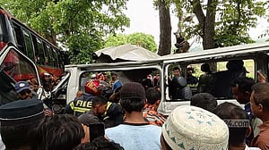 গোপালগঞ্জে বাস ও মাইক্রোবাস সংঘর্ষে নিহত ৫