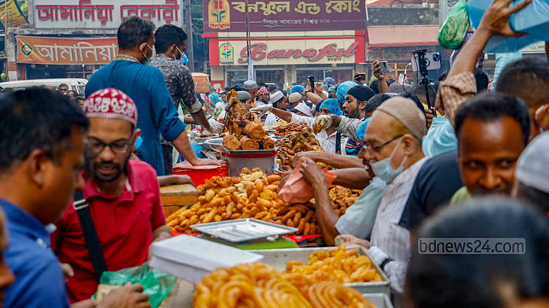 প্রথম রোজায় মঙ্গলবার চকবাজার থেকে ইফতারি কিনছেন ক্রেতারা।